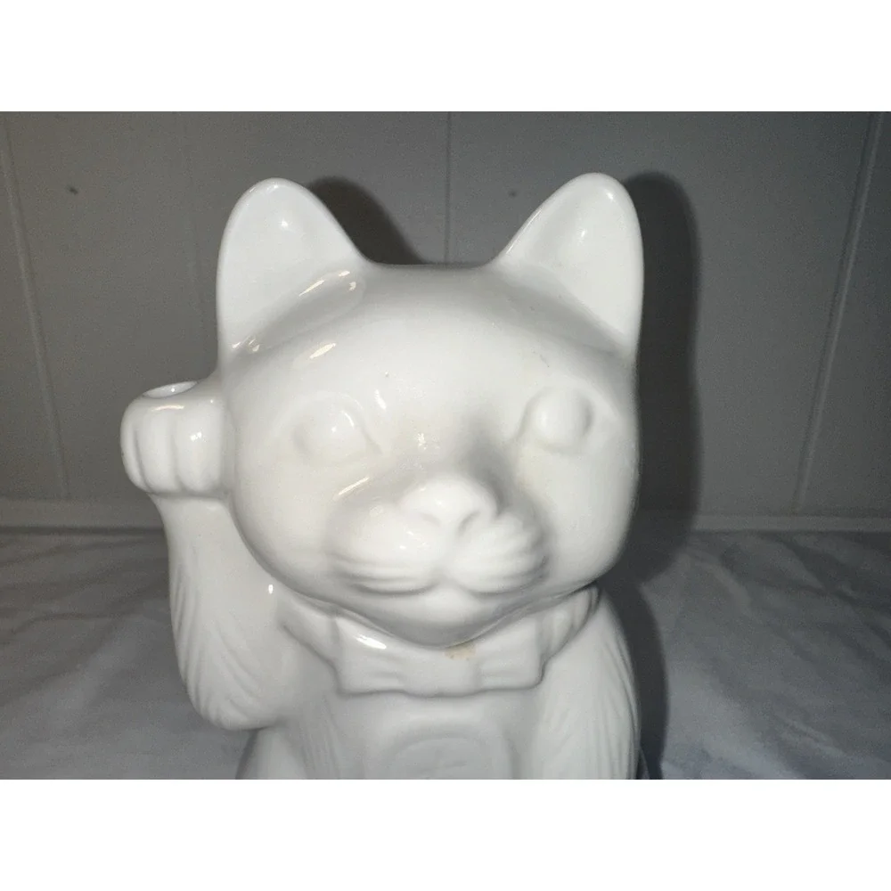 Vintage White‎ Porcelain Maneki Neko Lucky Cat Figurine – Made in China